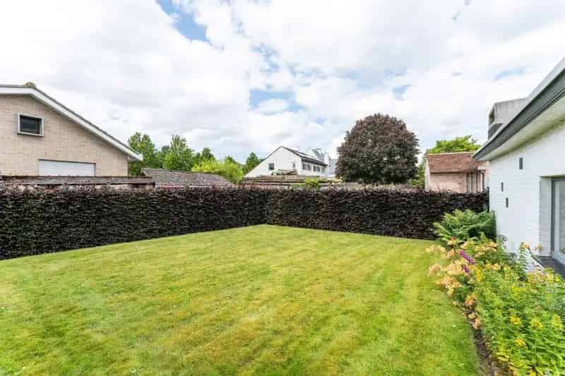 Centraal gelegen lichtrijke villa met 3 slpk, tuin en garage, Torhout