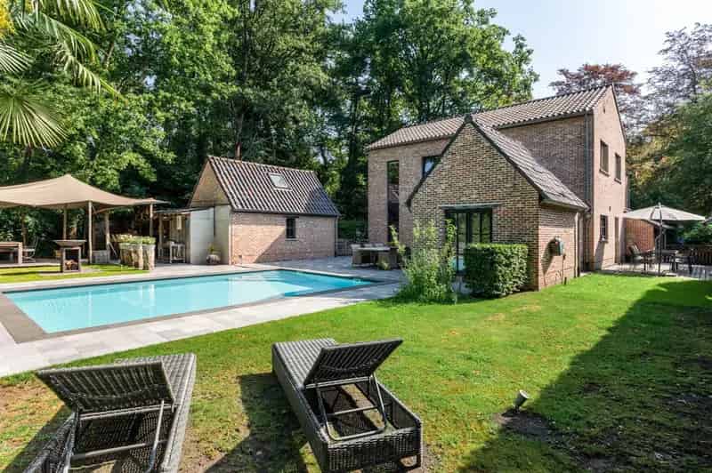 Charmante en ruime villa met zwembad