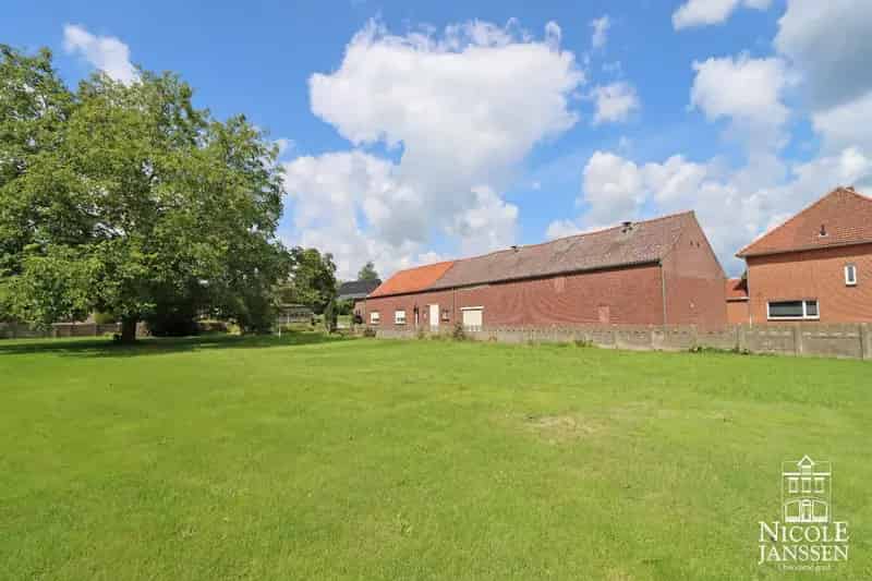 Te renoveren langgevelhoeve met garage en royale tuin op rustige locatie