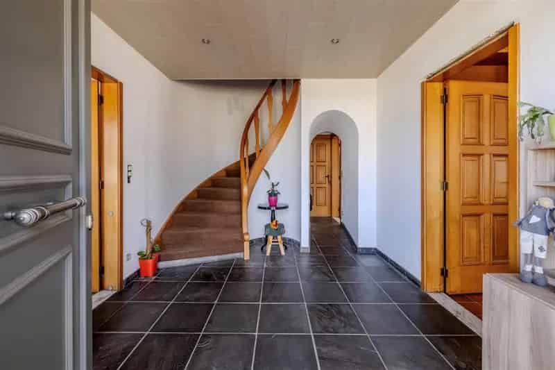 Deels gerenoveerde 5 slpk.-woning op 11a18ca