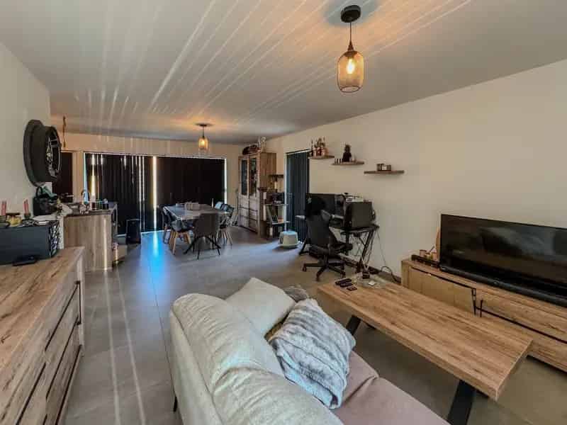 Recente woning met 3 slaapkamers, carport en tuin.