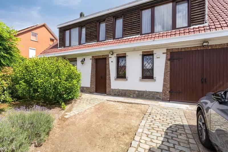 Charmante woning van 256 m2 met 4 slaapkamers te Wommelgem!