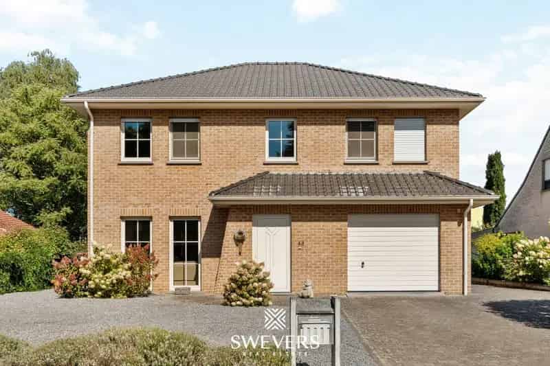 Ruime open bebouwing met nieuwe keuken en veranda