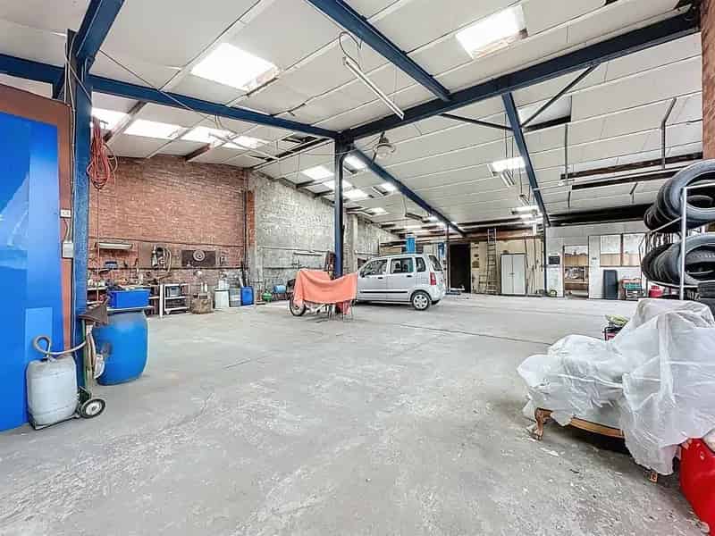Groot magazijn (220m²) met te renoveren woning op perceel van 1340m²