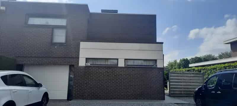 Halfopen woning met 3 slaapkamers, tuin en garage te Neeroeteren.