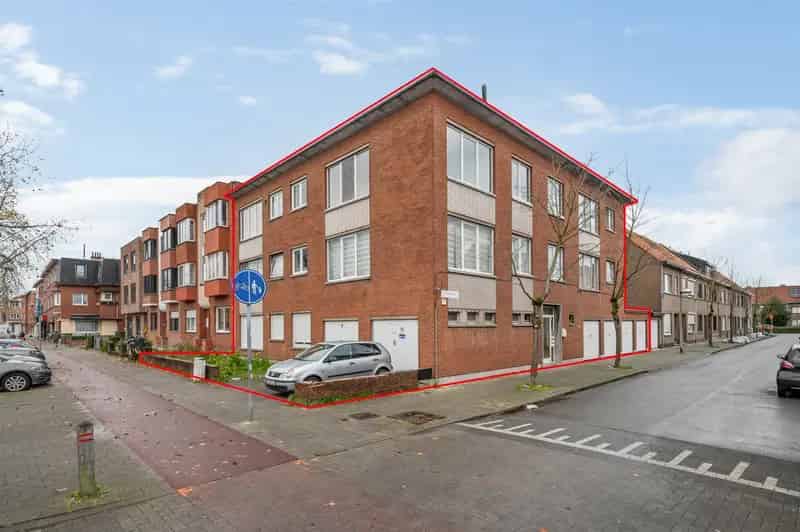 Te renoveren opbrengsteigendom met 7 appartementen en 6 garageboxen