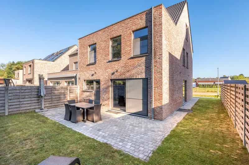 Recente halfopen bebouwing op rustige locatie in Oelegem.