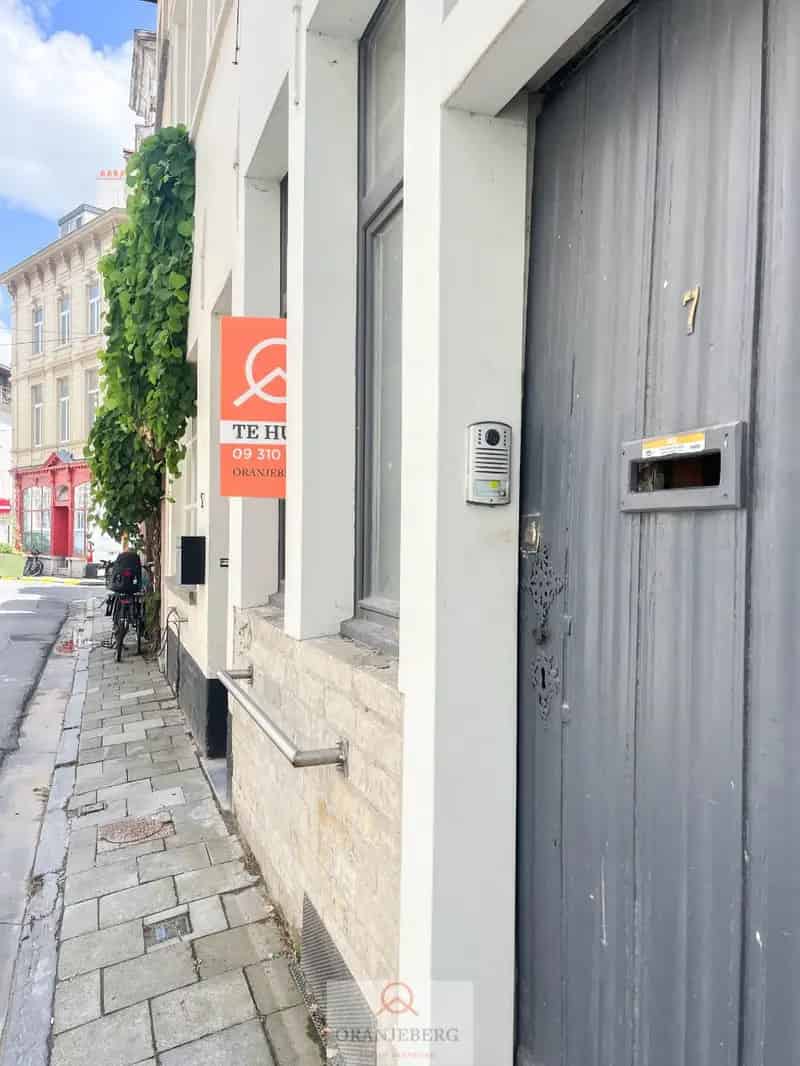 Karaktervolle stadswoning met buitenruimte aan Sint-Baafskathedraal