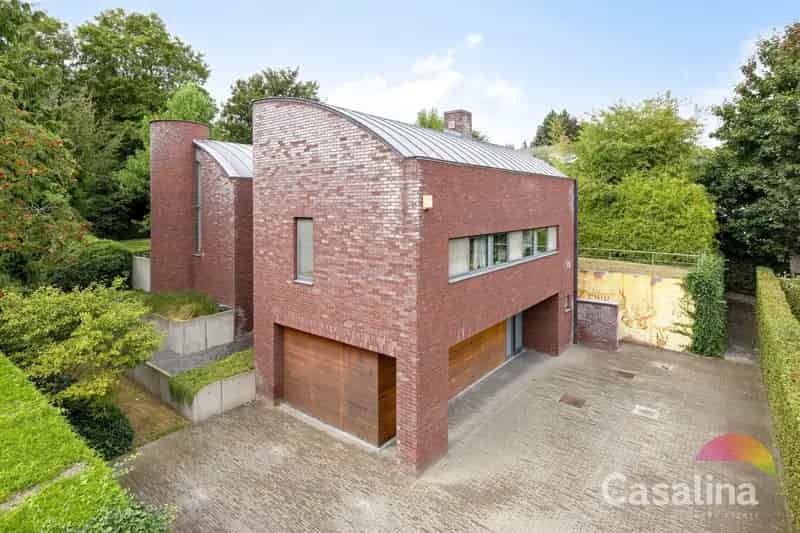 Uitstekend villa met vrijwel onzichtbare tuin/British School