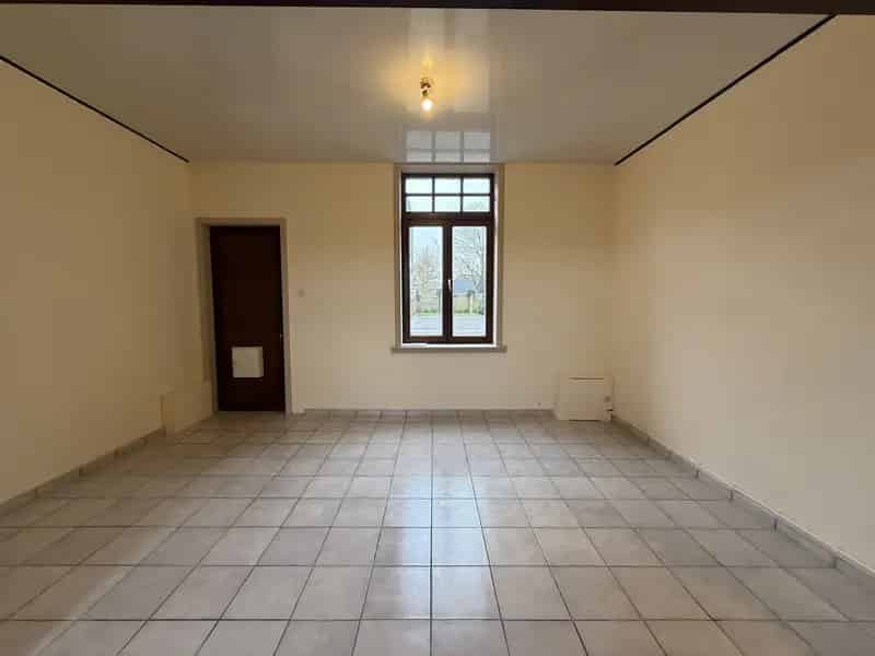 SCHELLEBELLE - Statige rijwoning met gemeenschappelijke tuin.