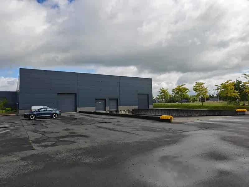 Ruime en veilige opslagplaats te huur in Deux-Acren (330 m²)