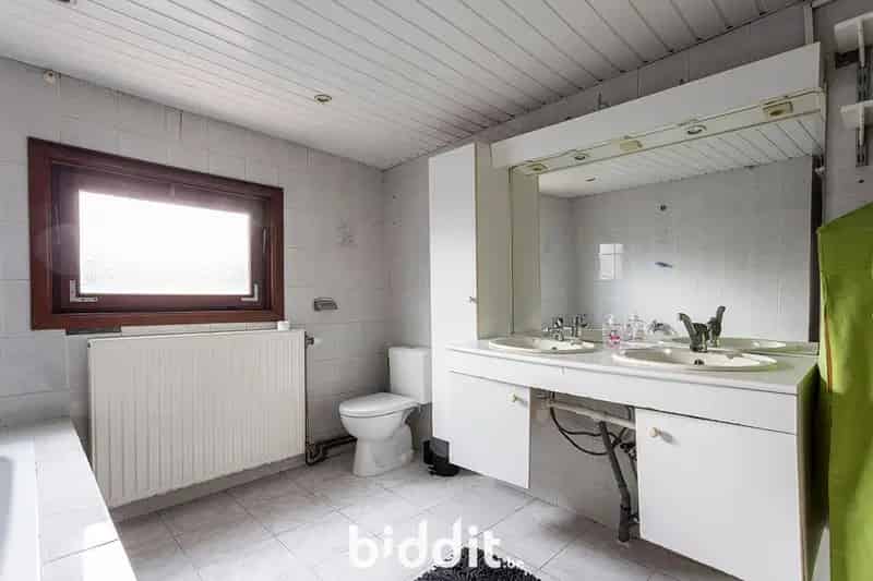 RUIME WONING MET GARAGE