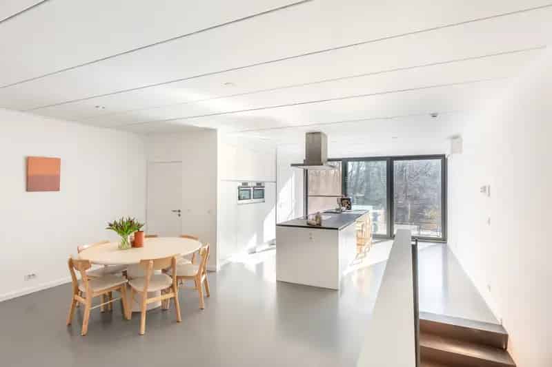 Architecturale woning in bosrijke omgeving.