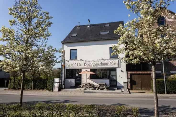 Huis Te Koop Essene: Handelswoning met Grote Potentie