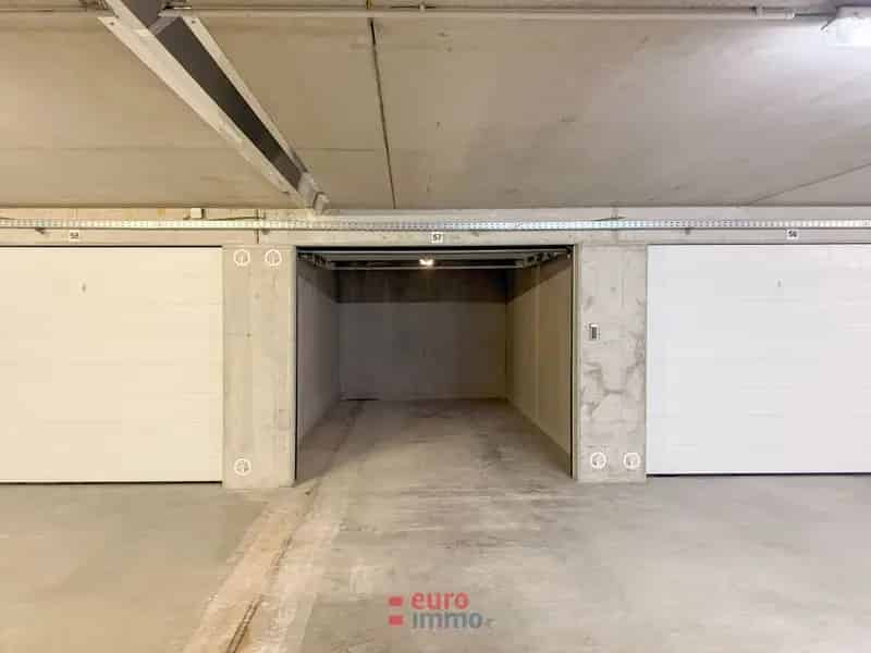 Vlot inrijdbare garagebox te koop op centrale locatie nabij de havengeul