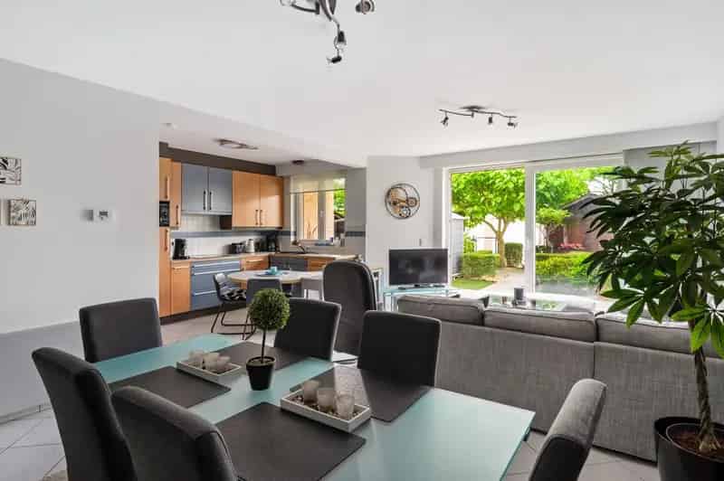 Gelijkvloers appartement met 2 slaapkamers, tuin en garage!