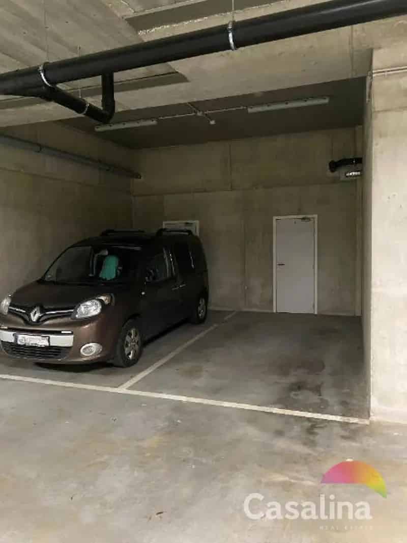 een autostaanplaats met berging/kelder