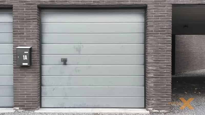 Afgesloten garagebox met sectionaalpoort