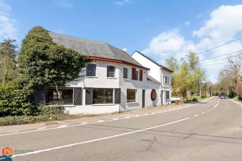 Grondig gerenoveerd handelsgelijkvloers met woonst en ruime parking