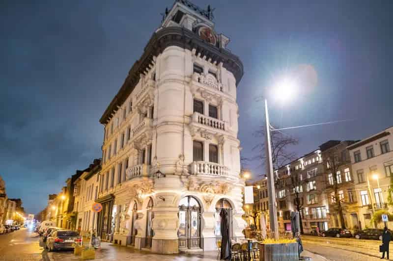 Handelspand op bruisende Bolivarplaats met stabiele huurinkomsten