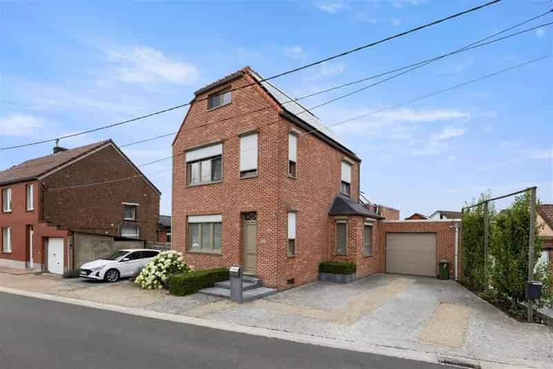 CHARMANTE GEZINSWONING MET GARAGE EN ZONNEPANELEN IN BRUSTEM