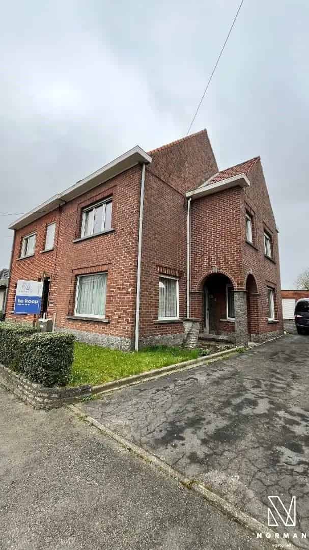Sterke woning met mogelijks 5 kamers, 2 garages op 473 m²