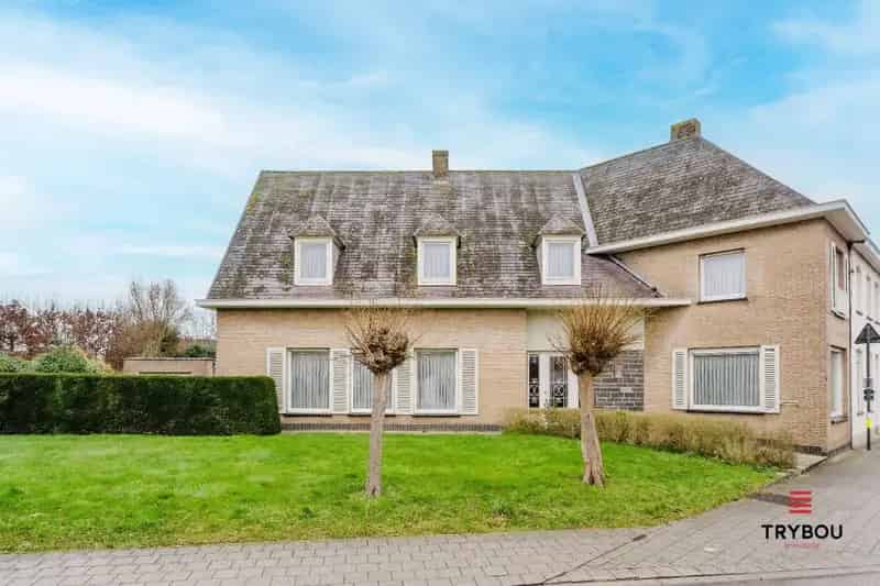 Ruime woning op groot perceel van 573 m² te Merkem.