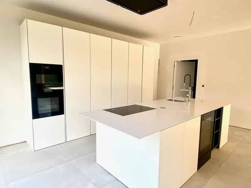 Moderne en grote nieuwbouwvilla met zuid-gerichte tuin!