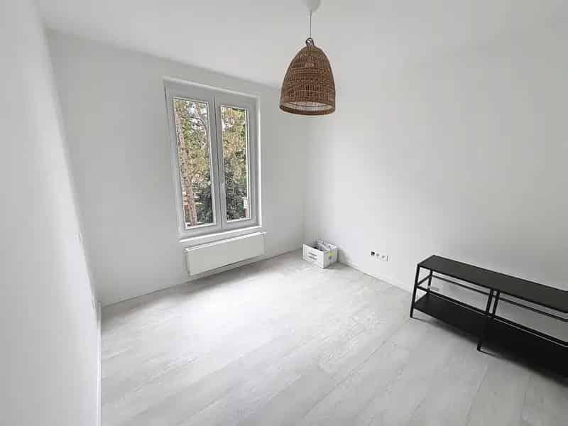 Volledig vernieuwde moderne flat te Sint-Joost-ten-Node.