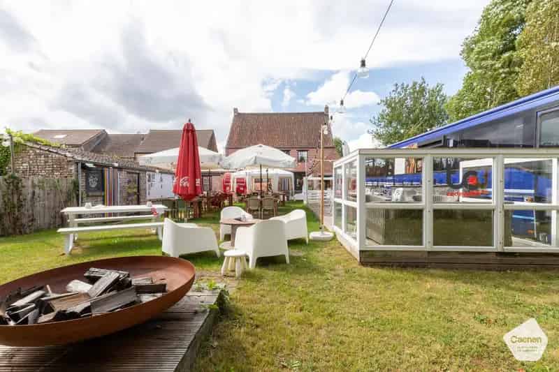 BRUISENDE ZOMERBAR / PASSAGE VELO met woonst op MAGNIFIEKE LOCATIE