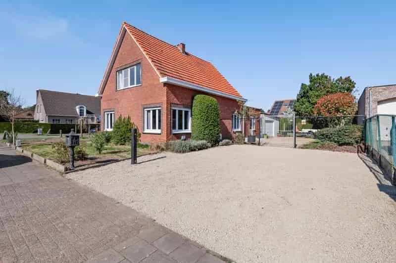Te renoveren woning met 3 slaapkamers en tuin