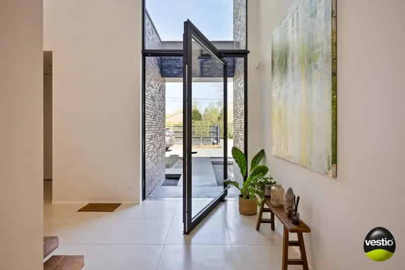 EXCLUSIEVE VILLA MET 3 SLAAPKAMERS, 2 BADKAMERS, BUREEL EN ZWEMBAD TE KOOP IN HASSELT