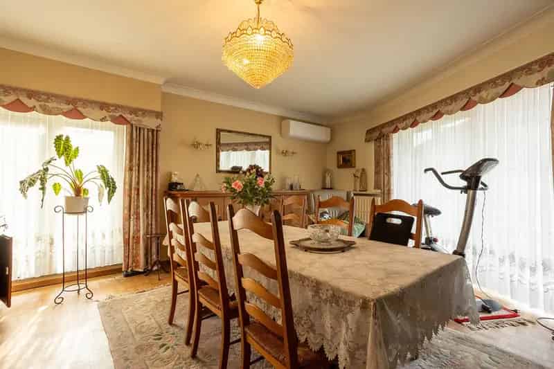 Op te frissen ruime woning met 5 slks. op ca. 1.380m²