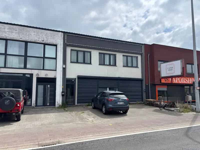 Handelsgelijkvloers te huur tegenover Carrefour Borsbeek