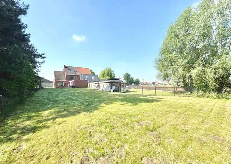LANDELIJK GELEGEN HALFOPEN WONING
