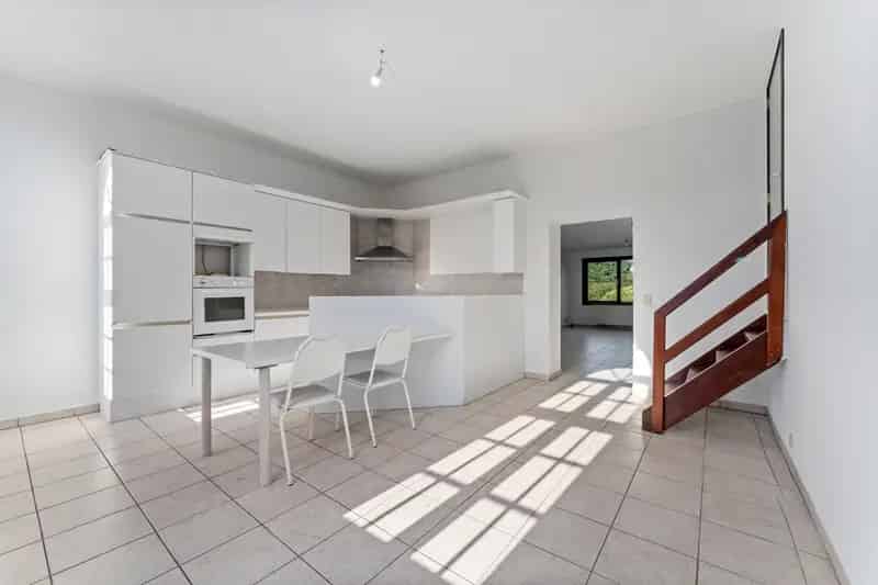  Ontdek dit zeer ruim, lichtrijk en zeer karaktervol appartement in kleinschalige residentie "De Brouwerij".

De indeling van het appartement is als volgt:

- Zeer lichtrijke leefruimte
- Geïnstalleerde keuken
- Gastentoilet
- Badkamer
- 2 slaapkamers
- T