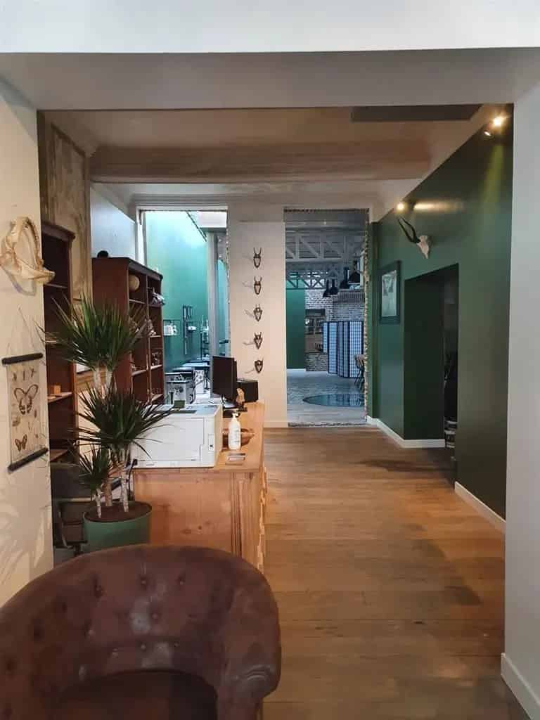 Unieke handelsruimte, centraal gelegen in een historisch herenpand op de Bosstraat van Maaseik.