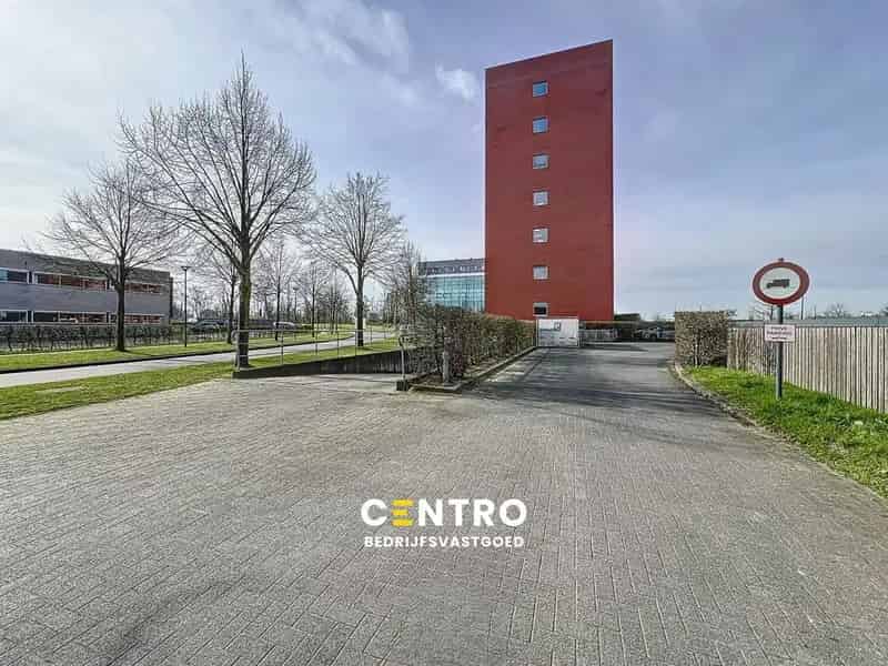 Instapklare KANTOORRUIMTE (± 700 m²) - ALL-IN formule (huur, verbruik, randaccomodatie, etc.) te IEPER.