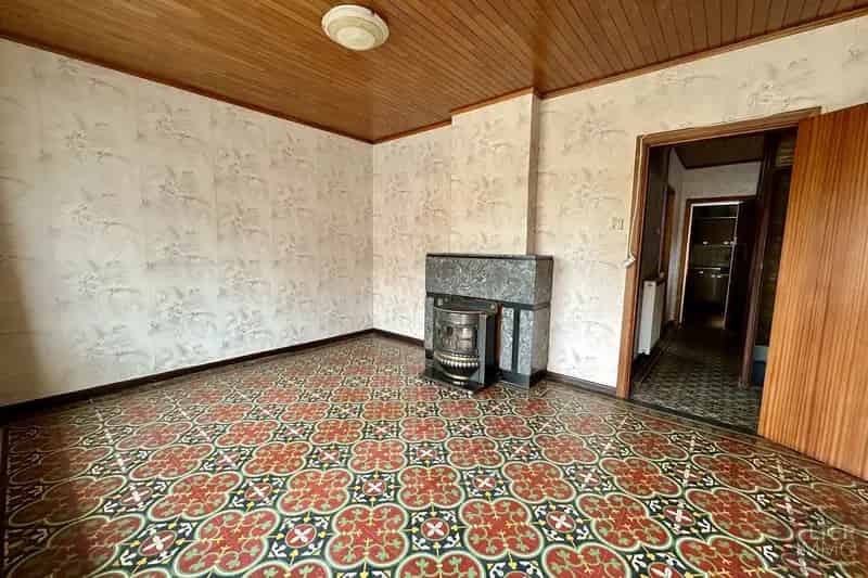Te renoveren woning uit 1949 met achterbouw en garage op een hoekperceel van 5a 24ca. Deze open bebouwing ligt in een residentiële buurt.