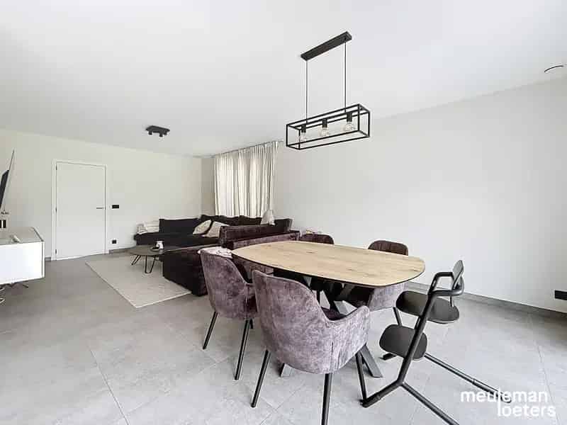 Recente woning op wandelafstand van commercieel centrum.