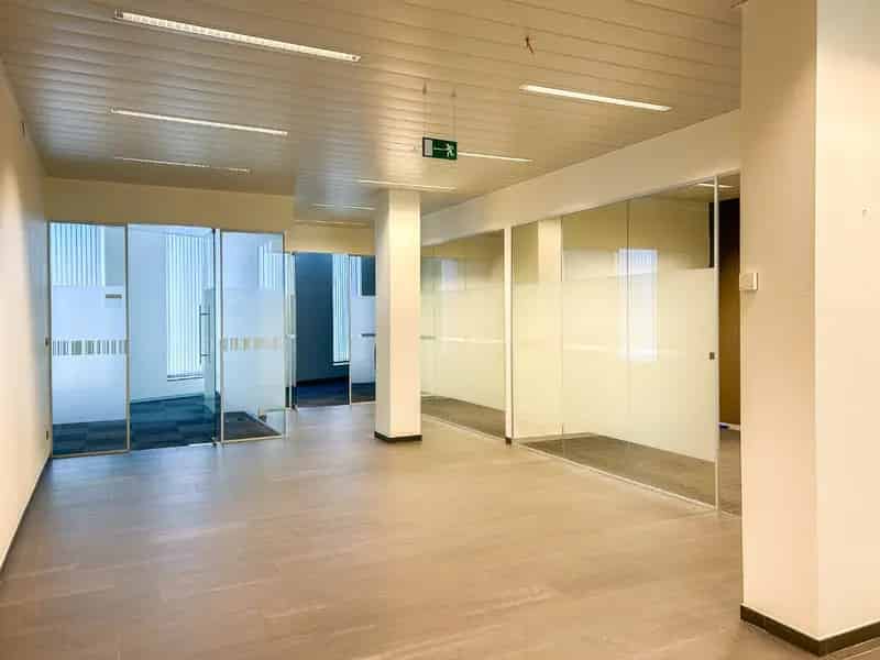 Handelsgelijkvloers met parking op de Leien