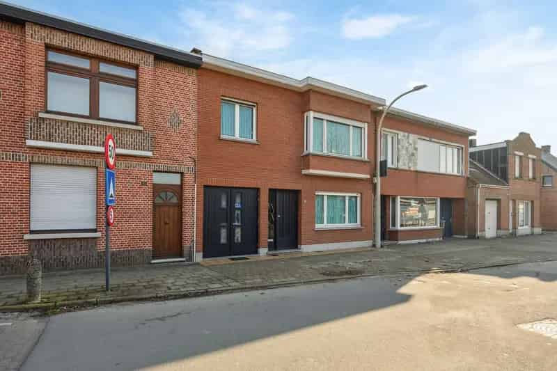 Ruime woning met renovatiepotentieel, garage en zuid tuin in Putte-Kapellen.