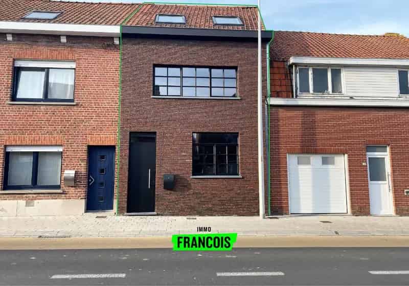 Ruime en lichtrijke woning met vier slaapkamers en tuin in centrum Ieper