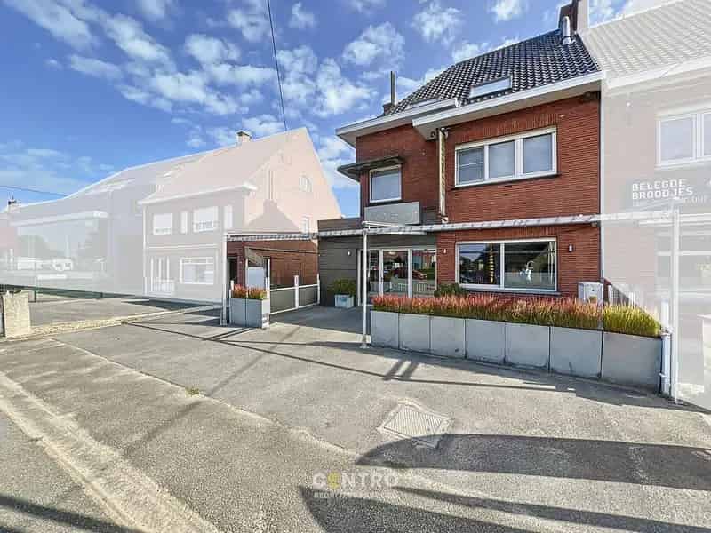Woning met commerciële ruimte (eenvoudig om te vormen naar ruime leefruimte), 240m² bewoonbaar, extra tuinbergingen en DUBBELE garage te Torhout.