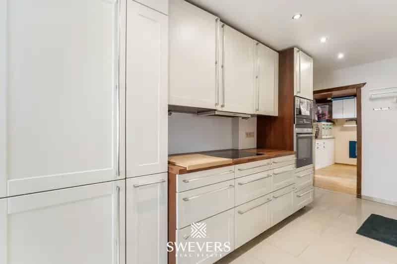 Gezinswoning met verrassend veel ruimte: vijf slaapkamers, kelderverdieping en loods