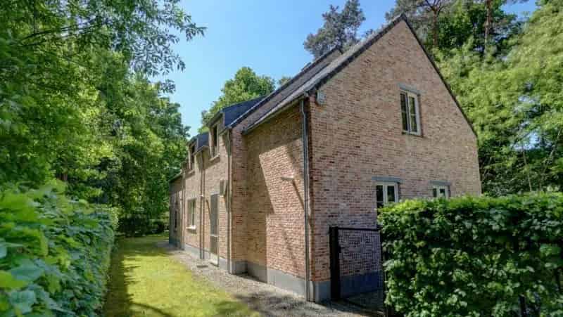 Instapklare villa van 265m² in pastorale stijl op 11 are 93 ca met mooie tuin