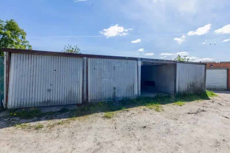 Enorm ruim handelshuis met magazijn op een groot perceel en garages achteraan.