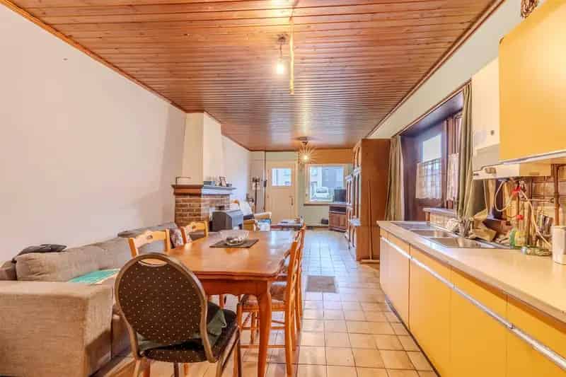 Te renoveren half open bebouwing op circa 142m²