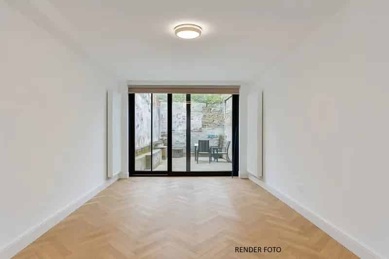 Verder af te werken stadswoning met garage op toplocatie