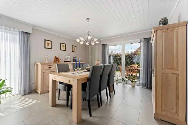 Hooglede. Zeer verzorgde gelijkvloerse villa met 3-4 slaapkamers, dubbele garage en kleine bergloods. Uiterst rustig gelegen overal dichtbij op een prachtige locatie! Ideaal voor bewoners met  extra bergruimte.